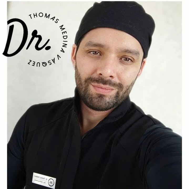 Dr. Thomas Medina V. en su consulta